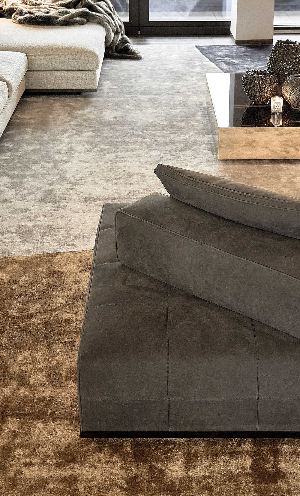 Minotti Chaiselongue and detail view of carpet